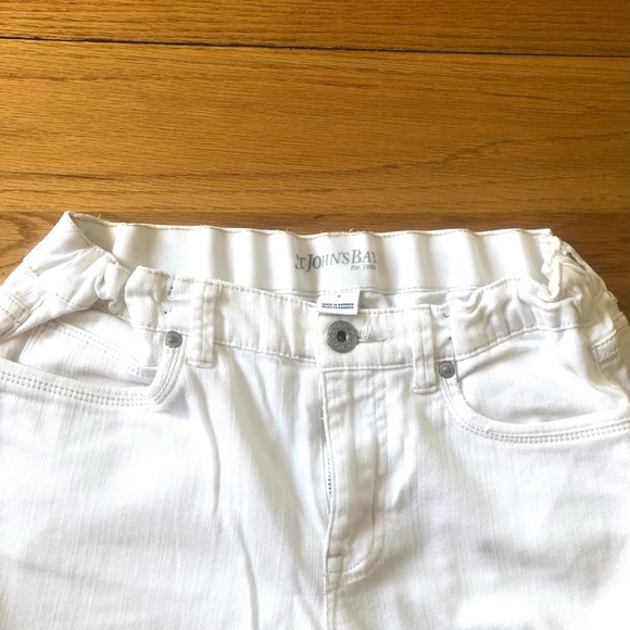 St John’s Bay white stretch denim capri pants. Size 6 - Picture 3 of 3